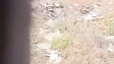 Man films Desi aunty peeing outdoors and leaks XXX video in MMS niche