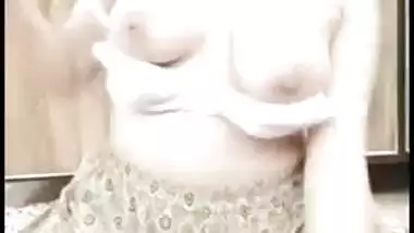 Lecherous Desi babe sticks a toothbrush into her XXX booty for cam