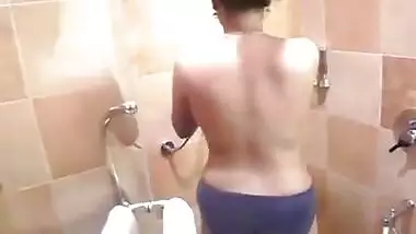 Hot Jaipur wife taking bath in hotel, hubby records, wid audio