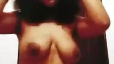 Ravishing Desi girl with beautiful XXX boobs fools around in bath