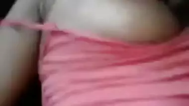 Indian XXX female holds sex stick in hand and gives a blowjob to driver