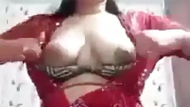 Indian naked girl records her MMS for her lover