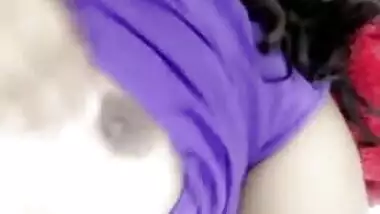 Teen Indian pulls her violet T-shirt up and shows off XXX boobs