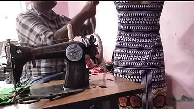 Mumbai Ashu - Kapada Silane Gai Ladaki Ko Darji Ne Acche Se Chod Diya