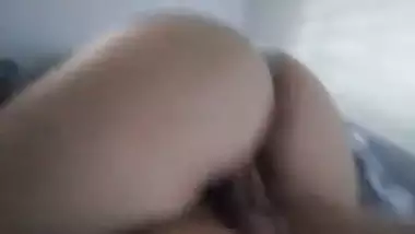 Mi hermanastra mayor se excitó de repente y me empezó a montar la polla y la grabé sin que se diera cuenta