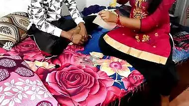 Chat Par Kapde Sukha Rahi Bahu Ko Gold Necklace Dekar Apni Havas Bhujayi ! Desi Porn Hindi