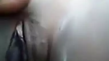 Desi MILF has shaved XXX hole to expose it on camera in the MMS video